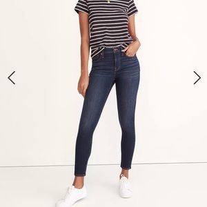 9" Mid-Rise Skinny Jeans in Blayton Wash: TENCEL™ Denim Edition Size 33